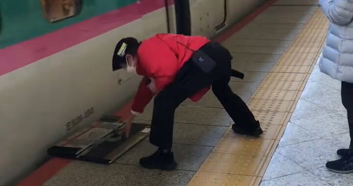 さっき東京駅を出発した新幹線、車椅子乗車用の補助板を付けたまま動いてた。