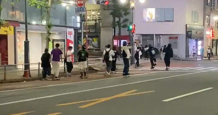 渋谷の道玄坂のスケボー男子が、道玄坂の交番の人にマイクであなた達才能ないんだからやめなさい。て、言われてた。
